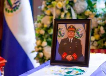 Gobierno salvadoreño recuerda a víctimas del accidente aéreo en que murió el director policial