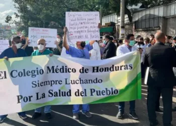 Colegio Médico de Honduras presiona al gobierno en medio del conflicto laboral de enfermeras