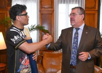 Boxeador guatemalteco Lester Martínez se reúne con presidente Arévalo y promete que será campeón mundial