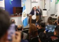 Presidente Arévalo inicia gira en EE UU con reunión con migrantes guatemaltecos en Nueva York