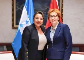Presidenta de Honduras llega a Montenegro donde recibirá el Premio Pioneras en Liderazgo Político Femenino