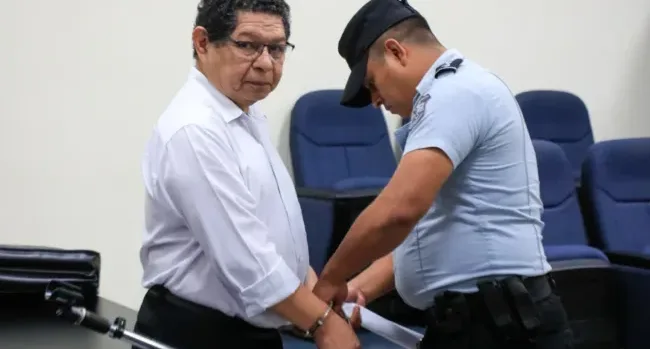 Tribunal salvadoreño condena a dos exministros y al exalcalde capitalino por negociar con pandillas