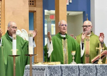 Obispo exiliado dice que el Papa León XIV está preocupado por la persecución a la Iglesia Católica nicaragüense