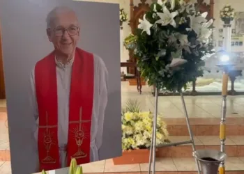 El Salvador recibió los restos del sacerdote jesuita José María Tojeira, quien descansará en la capilla de la UCA