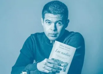 Poeta nicaragüense William González gana premio ESPASAesPOESÍA 2025