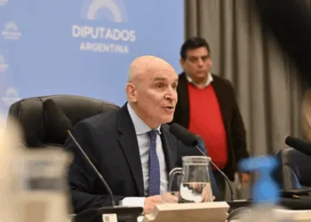 Pagos desde Guatemala vinculan a candidato aliado de Milei en plena campaña electoral argentina