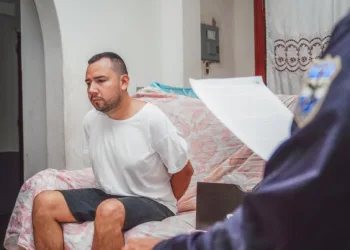 Más de 2,000 denuncias impulsan redada en El Salvador por estafas digitales