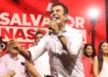 Candidato presidencial aprovecha juego de selección de Honduras para hacer campaña y gritarle al oficialismo “¡fuera el familión”!