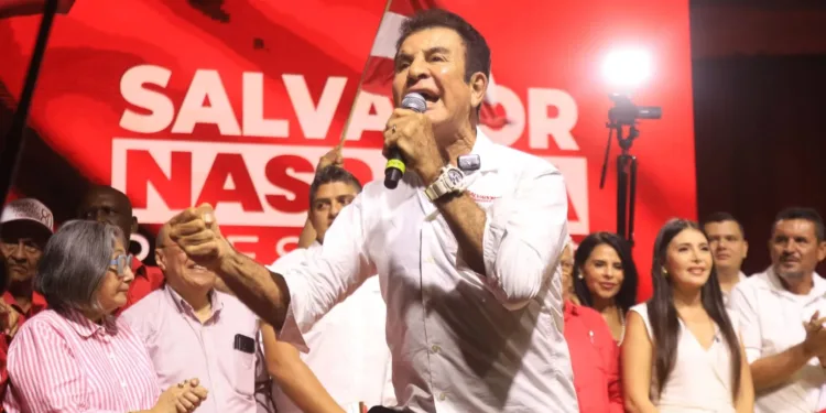 Candidato presidencial aprovecha juego de selección de Honduras para hacer campaña y gritarle al oficialismo “¡fuera el familión”!