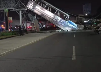 Guatemala: Puente peatonal del área metropolitana es destruido por camión y paraliza el servicio de Transmetro