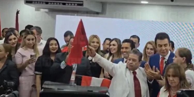 Honduras: Candidato presidencial se disculpa tras quema de bandera del oficialista Libre en evento del Partido Liberal