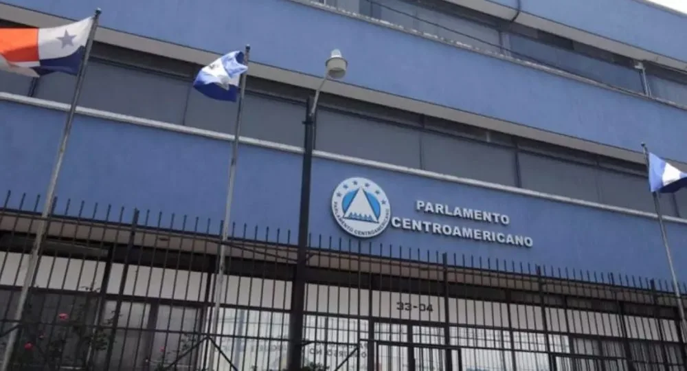 Diputados salvadoreños en el PARLACEN seguirán en funciones hasta 2031 pese a retiro del país
