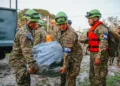 Rescatistas salvadoreños llegan a Jamaica para asistir a víctimas del huracán Melissa