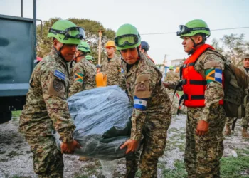 Rescatistas salvadoreños llegan a Jamaica para asistir a víctimas del huracán Melissa