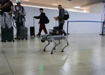 Guatemala impulsa controles sanitarios en aeropuerto La Aurora con un robot