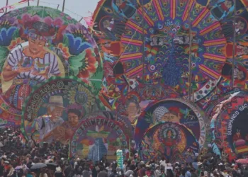 Barriletes gigantes volaron en Guatemala en tradición del Día de Muertos reconocida por la Unesco