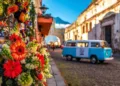 Antigua Guatemala vive el Festival de las Flores 2025 con homenaje a artistas y miles de arreglos multicolores