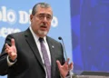 Presidente guatemalteco insta al Congreso aprobar la Ley Antilavado para evitar riesgos económicos y sanciones internacionales