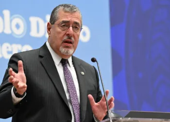 Presidente guatemalteco insta al Congreso aprobar la Ley Antilavado para evitar riesgos económicos y sanciones internacionales
