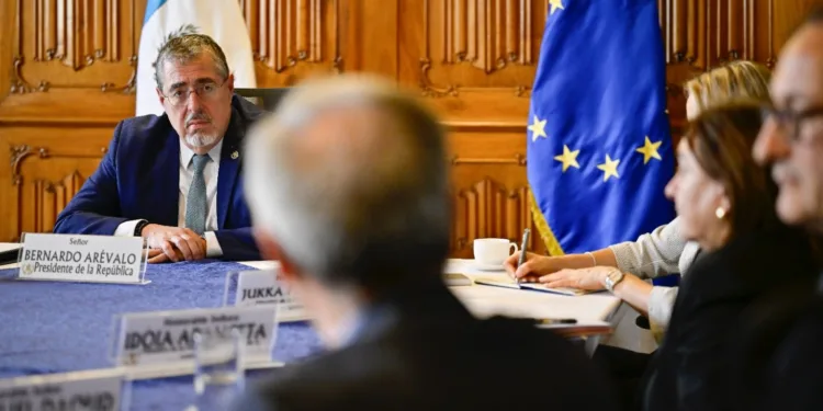 Presidente de Guatemala se reúne con misión de Unión Europea para observará renovación de cortes y fiscal general