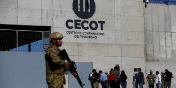 Bukele y Elon Musk intercambian mensajes en X sobre la política de seguridad y las cárceles en El Salvador