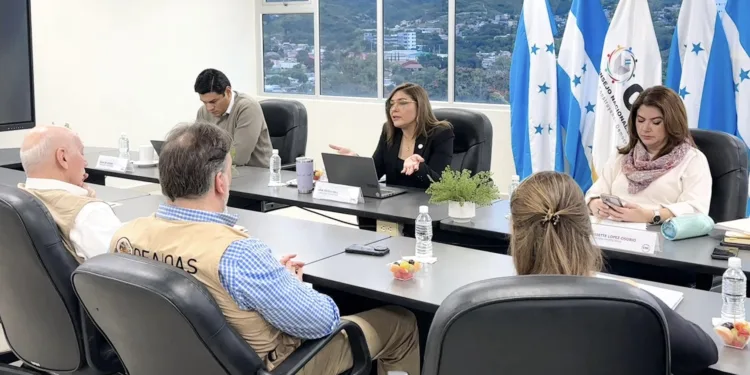 Honduras: presidenta del Consejo Electoral y OEA revisan preparación técnica de los comicios del domingo