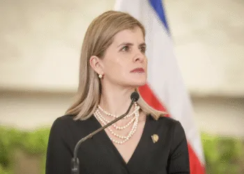La candidata oficialista Laura Fernández lidera intención de voto en Costa Rica pero más del 50% sigue indeciso