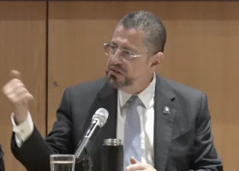 Presidente costarricense enfrenta audiencia por beligerancia política 