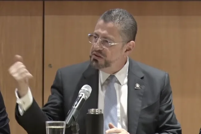 Presidente costarricense enfrenta audiencia por beligerancia política 