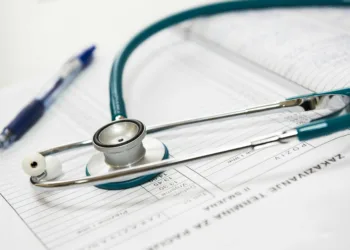 Costa Rica gasta menos en salud que la OCDE y enfrenta retos en mortalidad y actividad física