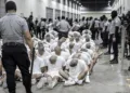Informe revela que venezolanos sufrieron torturas físicas, sexuales y psicológicas en megacárcel salvadoreña