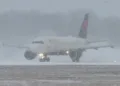 Tormenta invernal impulsada por un ciclón amenaza viajes y celebraciones de fin de año en Estados Unidos