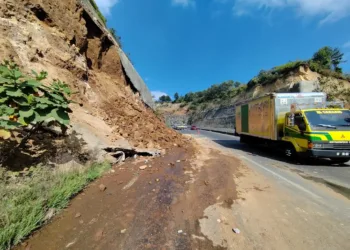 Un nuevo derrumbe en el libramiento de Chimaltenango complica el tránsito en una vía clave del occidente de Guatemala