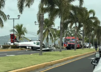 Avioneta accidentada en Ciudad de Panamá deja cuatro heridos y provoca alarma