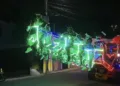 Santa Claus “vuela” en su trineo en Santa Catarina Pinula, Guatemala
