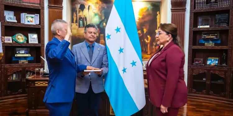 Presidenta de Honduras juramenta a nuevo secretario de Defensa Nacional