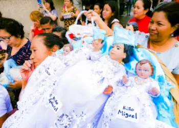 Procesión de los Santos Niños Inocentes reúne a millares fieles y turistas en El Salvador
