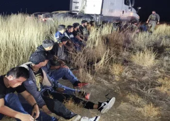 Capturan a migrantes centroamericanos ocultos en camión en Texas