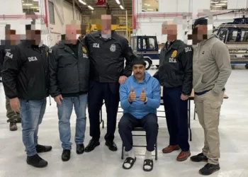 Dictador Nicolás Maduro llega esposado a Nueva York y lanza un irónico “Happy New Year” bajo custodia de la DEA