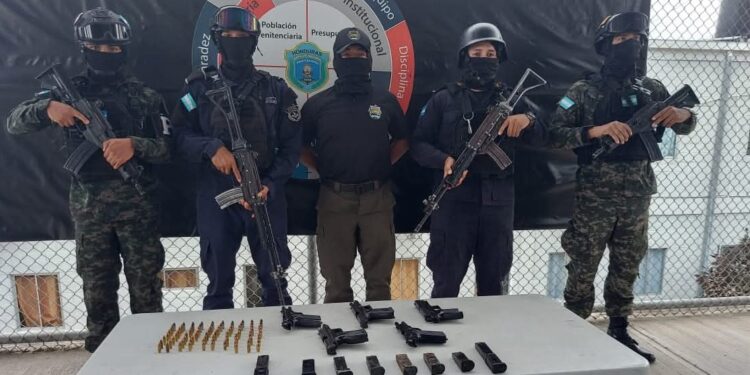 Descubren armas y municiones en cárcel de máxima seguridad de Honduras