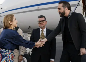 Bukele llega a Costa Rica para visita oficial y colocación de primera piedra de prisión inspirada en su megacárcel