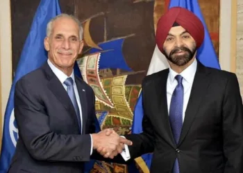 Nasry Asfura, presidente electo de Honduras, junto al presidente del Banco Mundial, Ajay Banga.