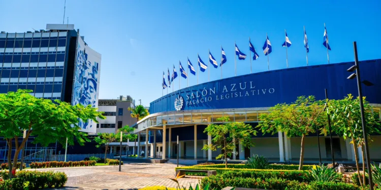 Asamblea Legislativa salvadoreña aprueba Ley Quincena 25 tras anuncio de Bukele y con respaldo de empresas privadas