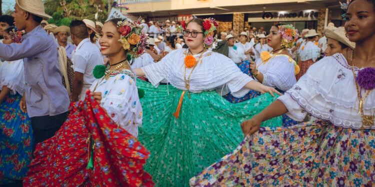 Panamá celebra hoy el Desfile de las Mil Polleras con la participación de más de 100 delegaciones