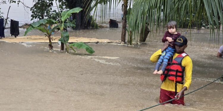 Honduras: Inundaciones en Tela dejan barrios anegados y familias evacuadas por lluvias