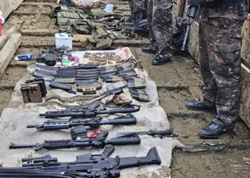 Ejército y policía de Guatemala decomisan armas y erradican plantación de marihuana en Petén; hay cinco capturados