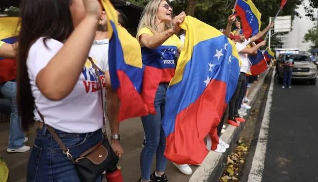 La paradoja venezolana: el ataque estadounidense es una violación del derecho internacional que llena de esperanza a muchos venezolanos
