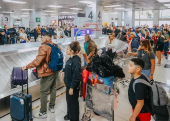 Turistas guatemaltecos desbancan a los de EE UU y lideran visitas a El Salvador en 2025