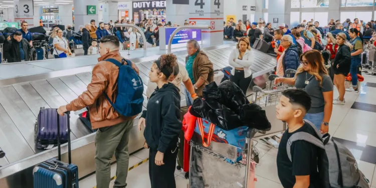 Turistas guatemaltecos desbancan a los de EE UU y lideran visitas a El Salvador en 2025