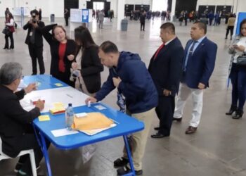 Presidente de Guatemala llama a miembros del Colegio de Abogados a votar en elección de magistrados de la Corte de Constitucionalidad